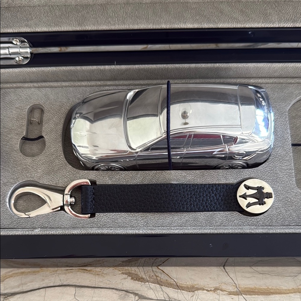 Maserati Levante model car and leather keychain in a lacquer box Navy
